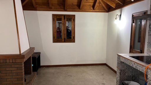 Hay una chimenea en el centro de la habitación.