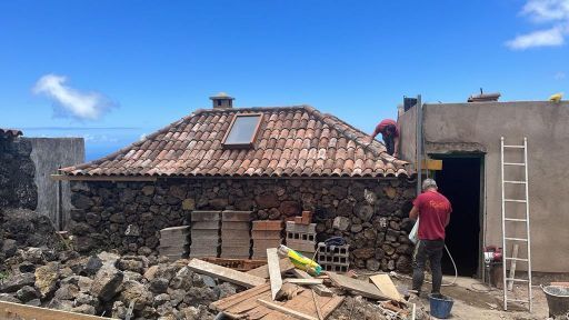 Un hombre está parado frente a un edificio en construcción.