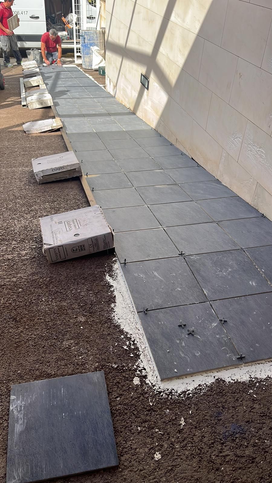 Una fila de baldosas colocadas una encima de otra en el suelo.