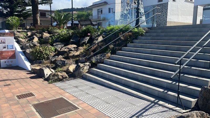 Un conjunto de escaleras que conducen a un edificio con barandilla.