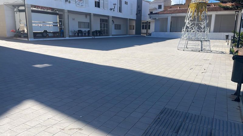 Hay un árbol de navidad en el medio de la plaza.