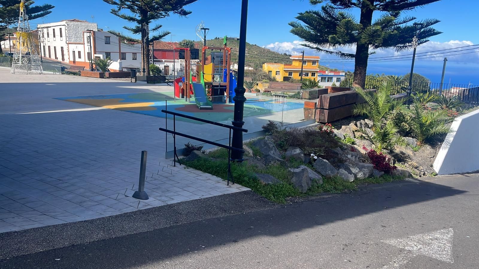Un conjunto de escaleras que conducen a un edificio con barandilla.