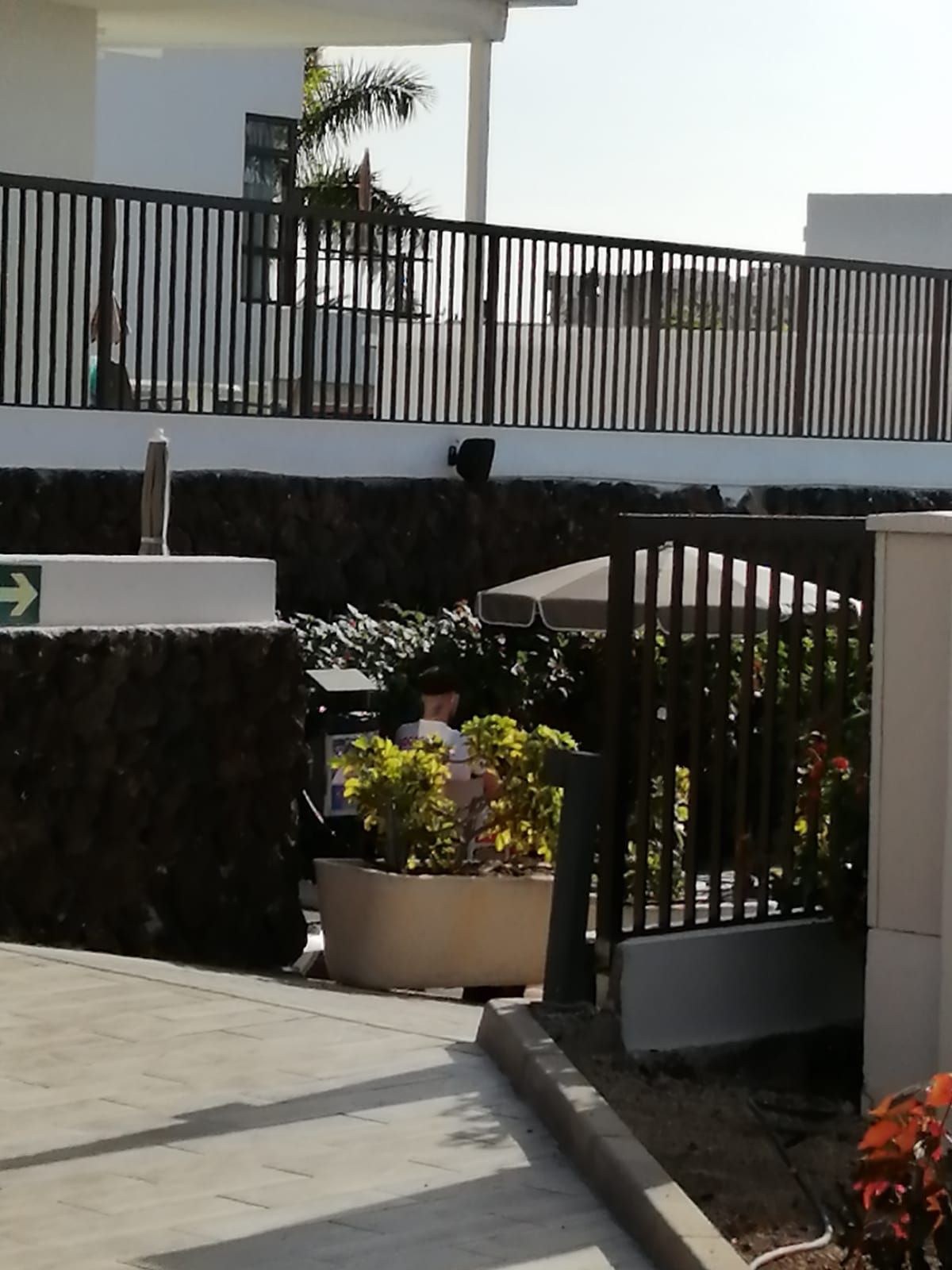 Una valla con una flecha verde apuntando hacia la derecha