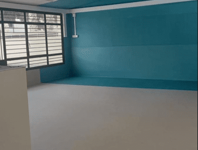 Una habitación vacía con paredes azules y suelo blanco.
