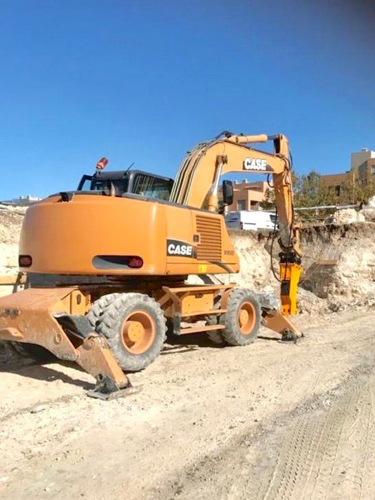 Una excavadora está demoliendo una casa.
