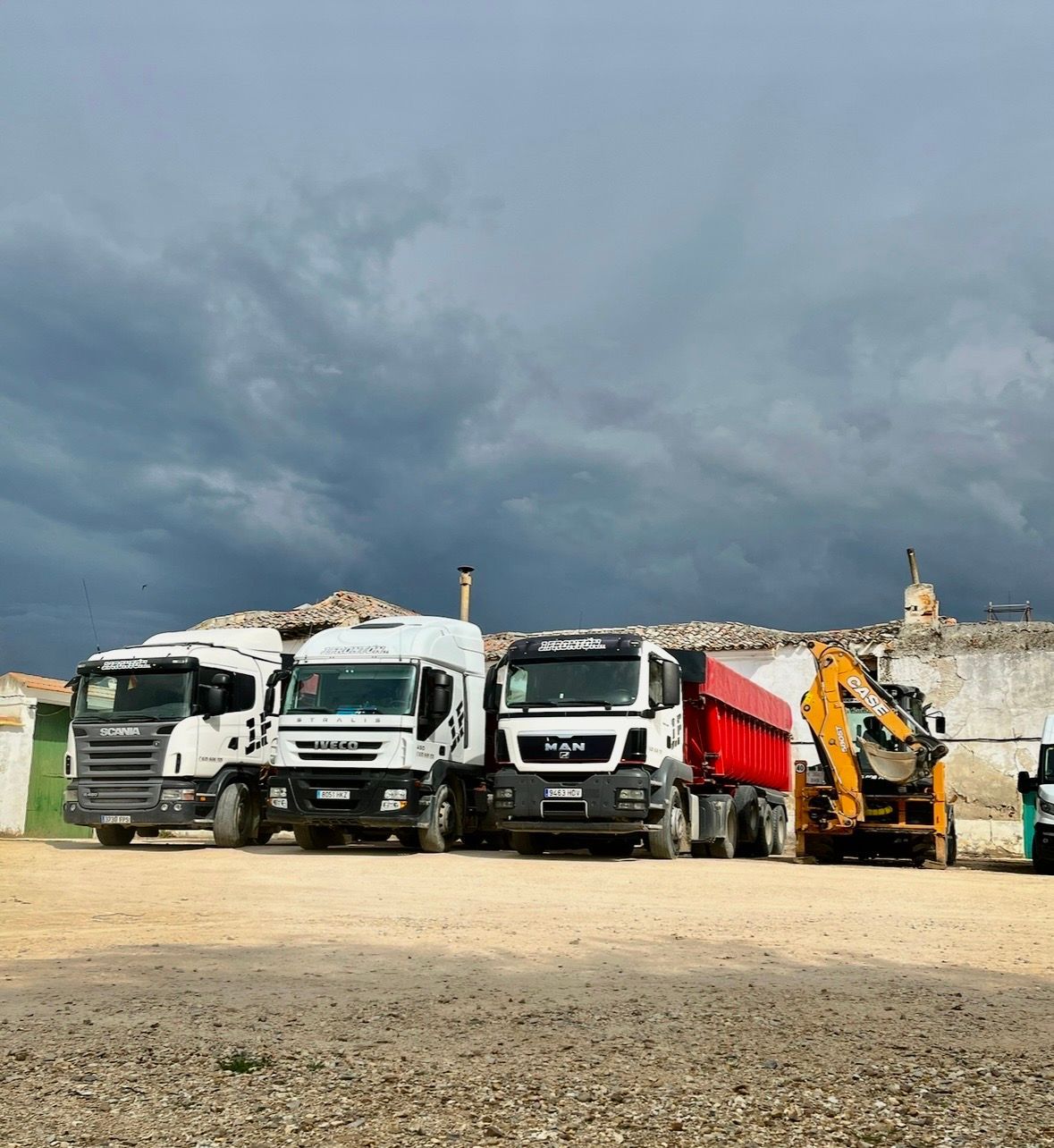 Una excavadora está sentada encima de un campo de tierra.