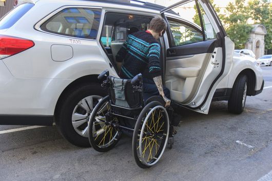 Taxi conventionné avec une personne en fauteuil roulant