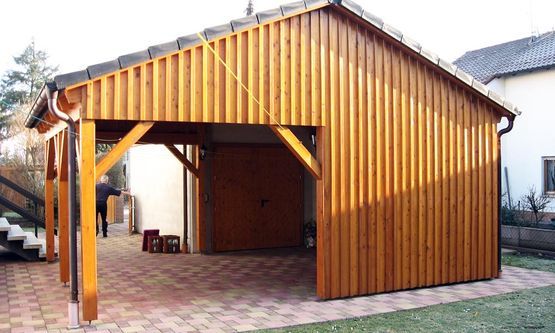 Kraus & Schwarz Holzbau GmbH, Leinburg-Diepersdorf, Carport, Überdachungen, Satteldach-Carport mit Ziegeleindeckung und Wandverkleidung als vertikale Leistenschalung.