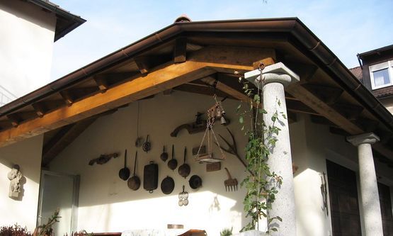 Kraus & Schwarz Holzbau GmbH, Leinburg-Diepersdorf, Carport, Überdachungen, Satteldach-Carport mit Ziegeleindeckung und Wandverkleidung als vertikale Leistenschalung.