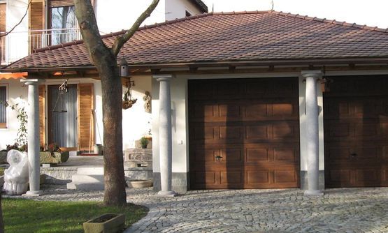 Kraus & Schwarz Holzbau GmbH, Leinburg-Diepersdorf, Carport, Überdachungen, Satteldach-Carport mit Ziegeleindeckung und Wandverkleidung als vertikale Leistenschalung.