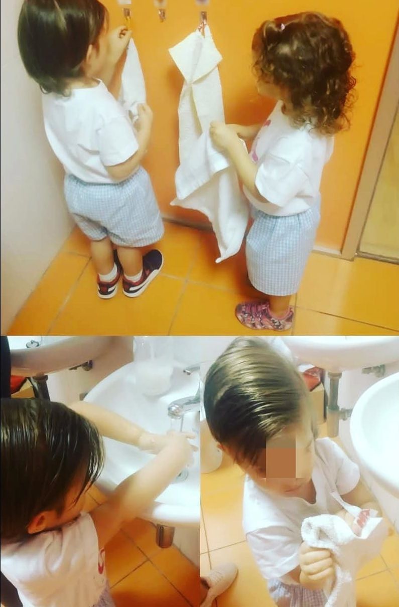 Dos niñas se lavan las manos en el lavabo del baño.