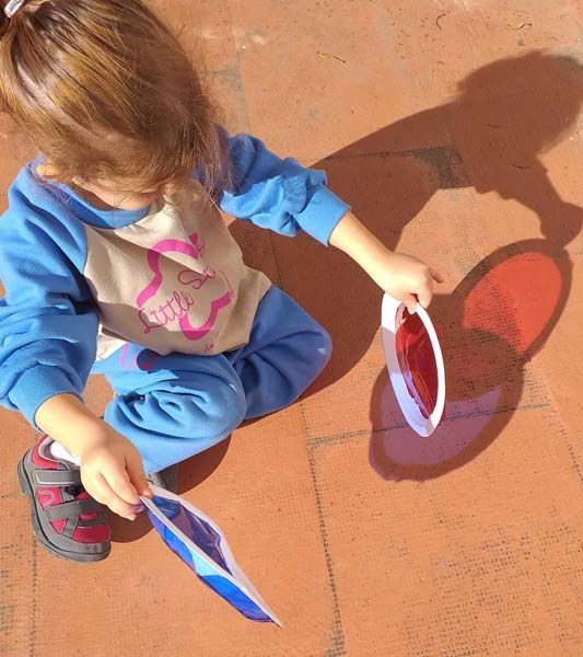 Una niña que lleva una camiseta que dice "Vida linda"