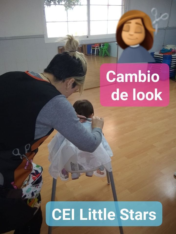 Una mujer está cortando el cabello a un bebé con un cartel que dice cambio de look