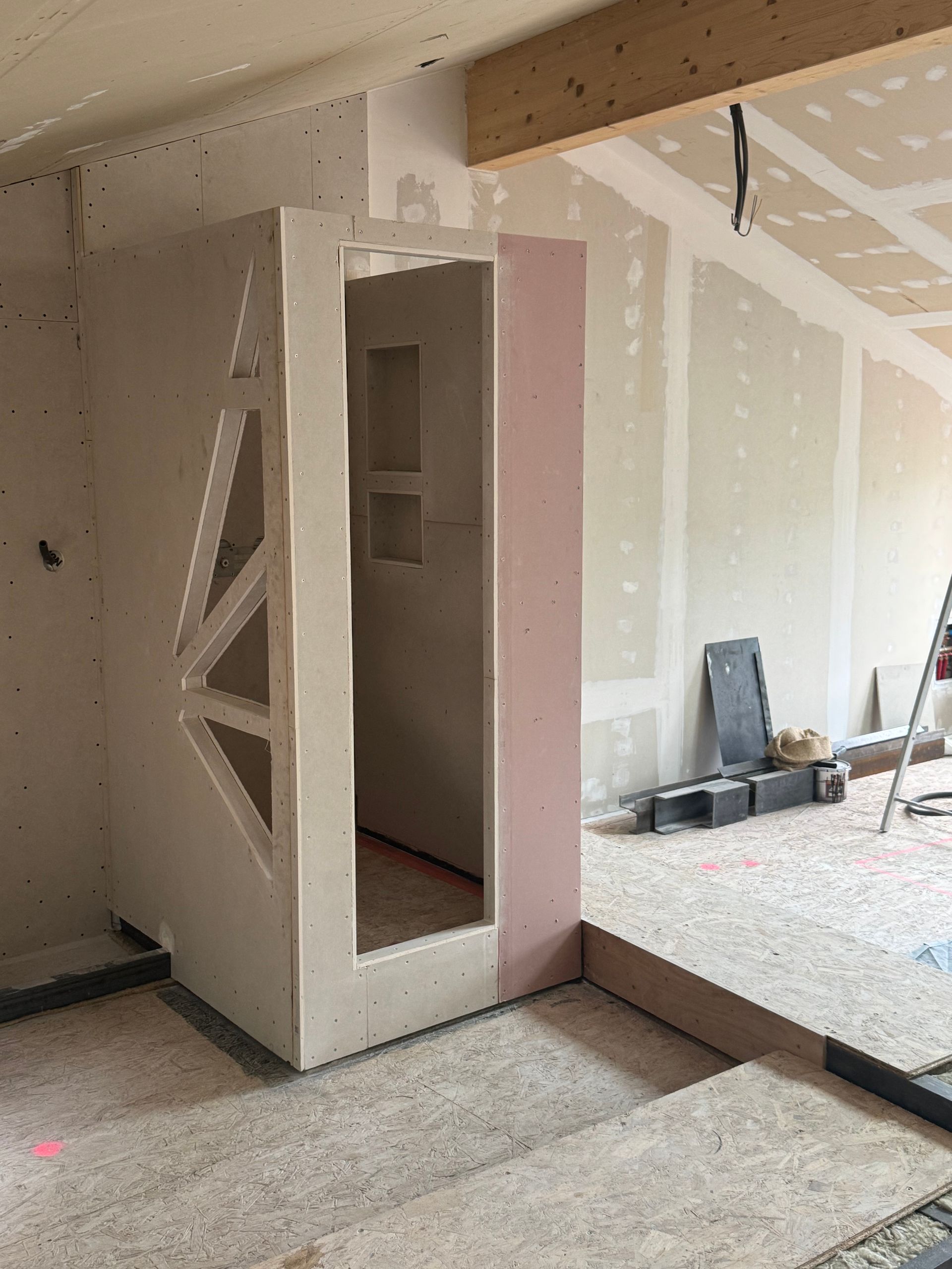 Construction d'une ouverture encadrée et d'un design découpé.