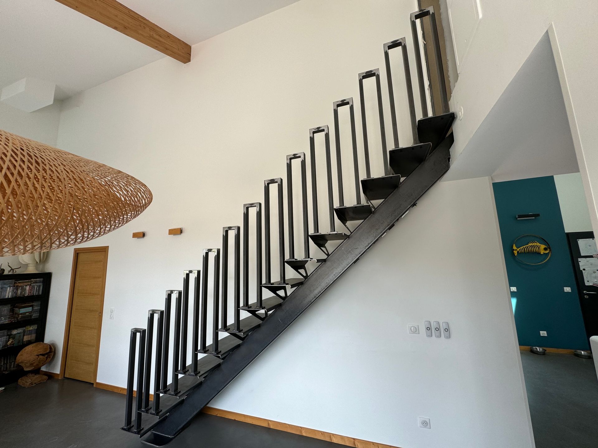 Escalier en métal noir dans une maison moderne.
