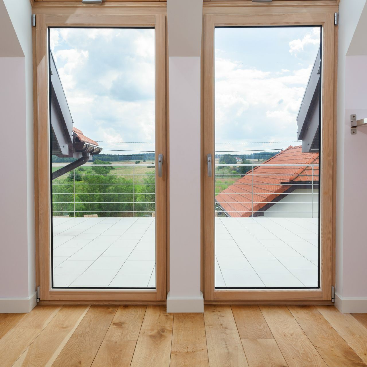 Porte-fenêtre en bois donnant sur une terrasse dans un appartement  de Lyon