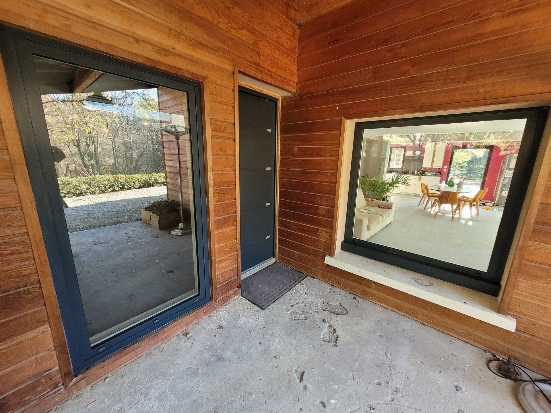 Portes d'entrée entourée de baies vitrées