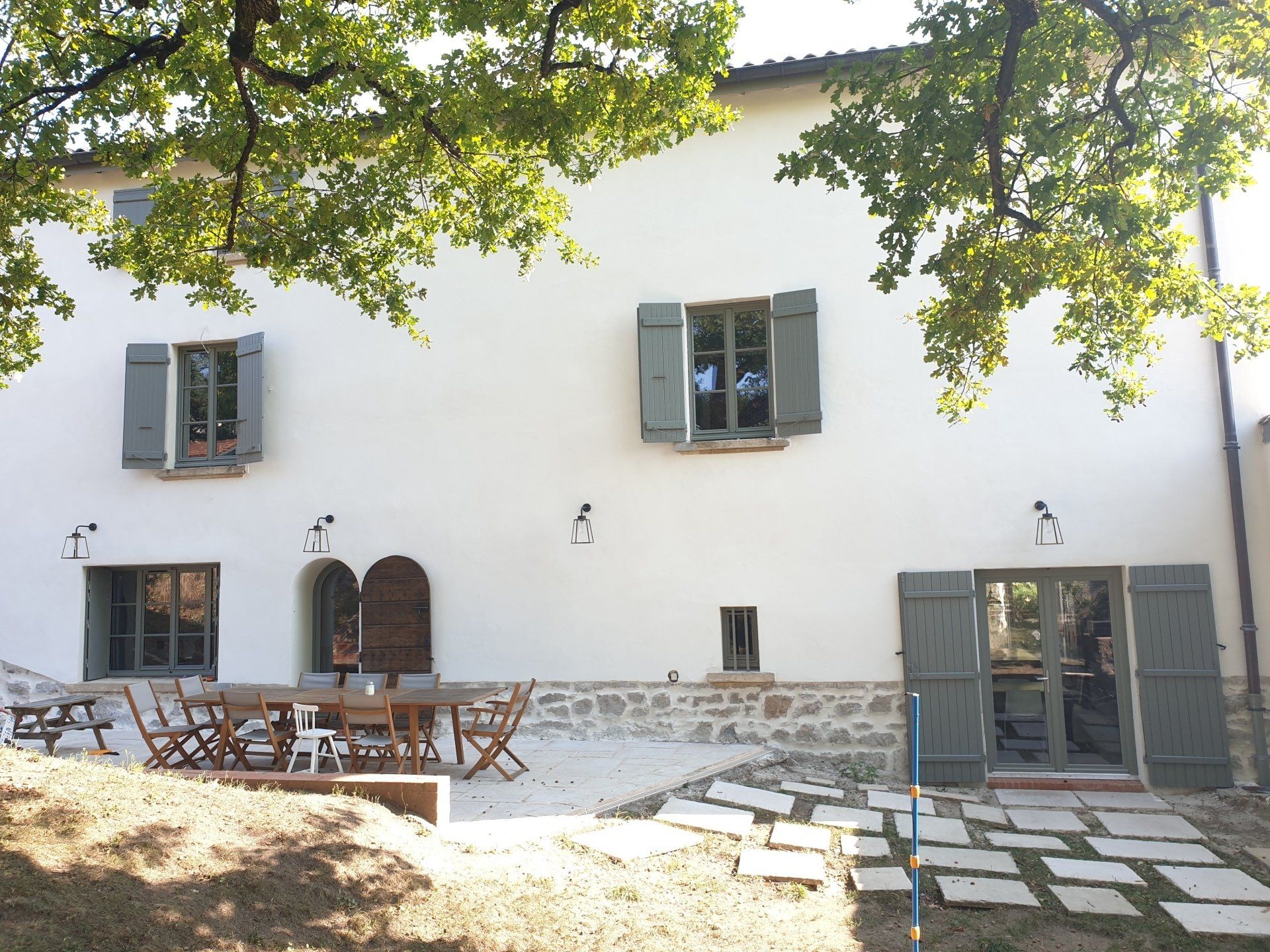 Façade d'une maison avec des fenêtres ayant des volets battants