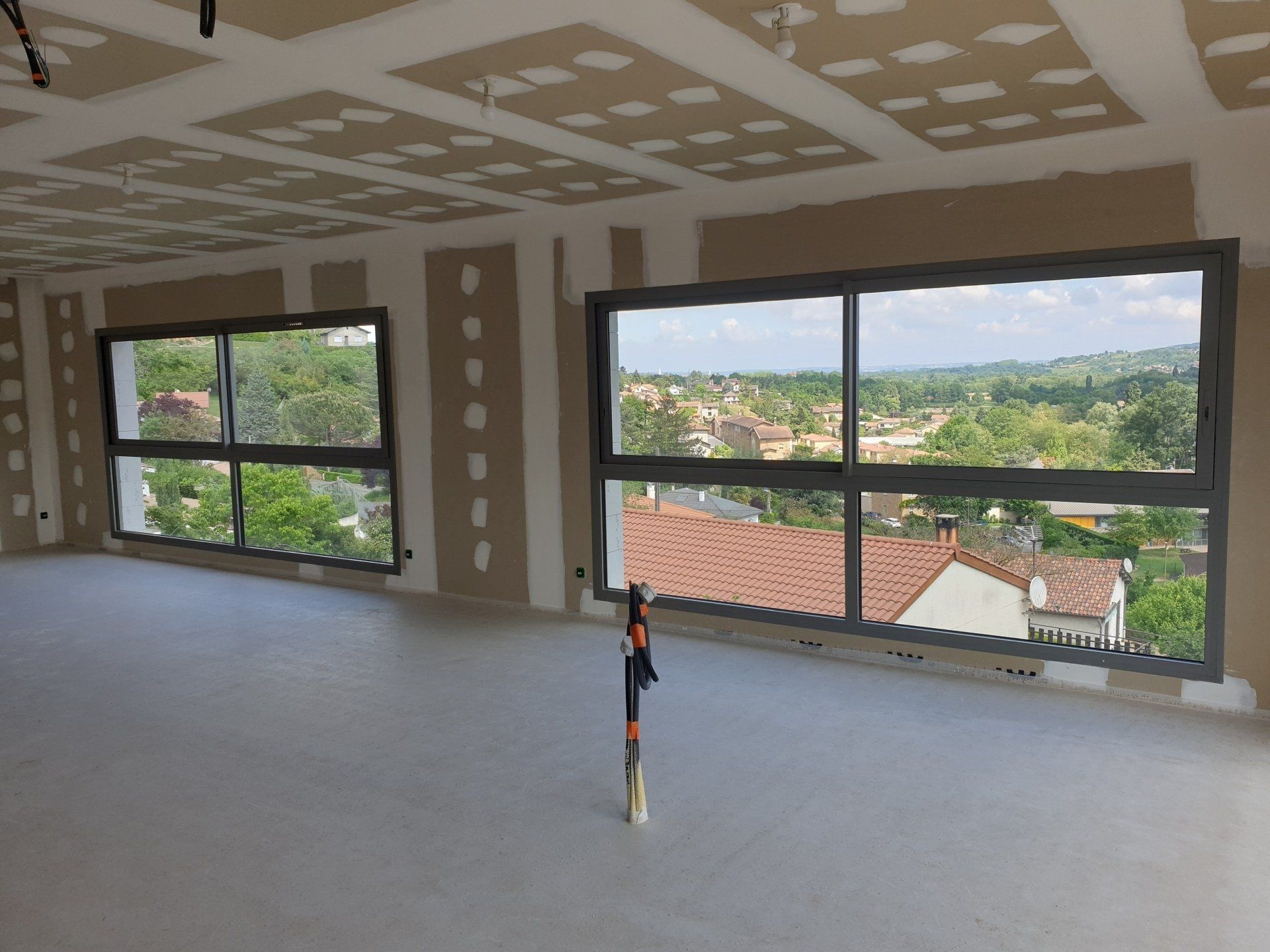 Deux grandes fenêtres en aluminium