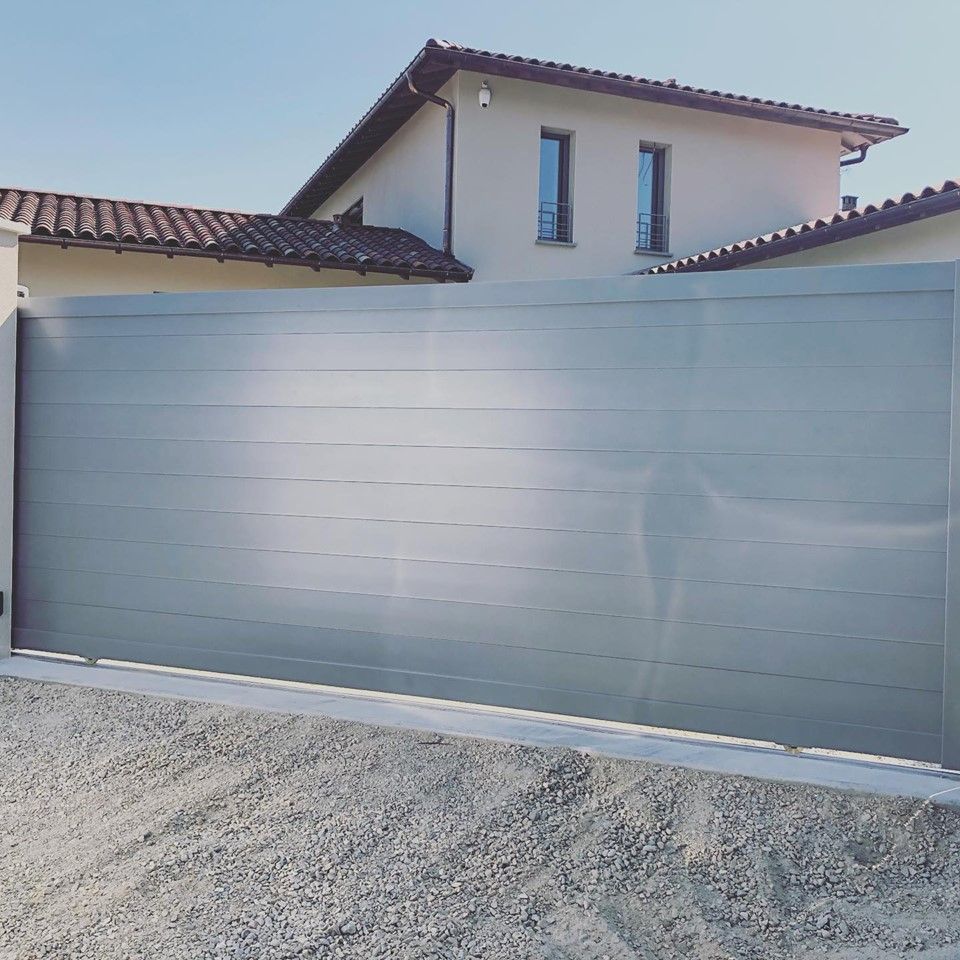 Portail gris en aluminium