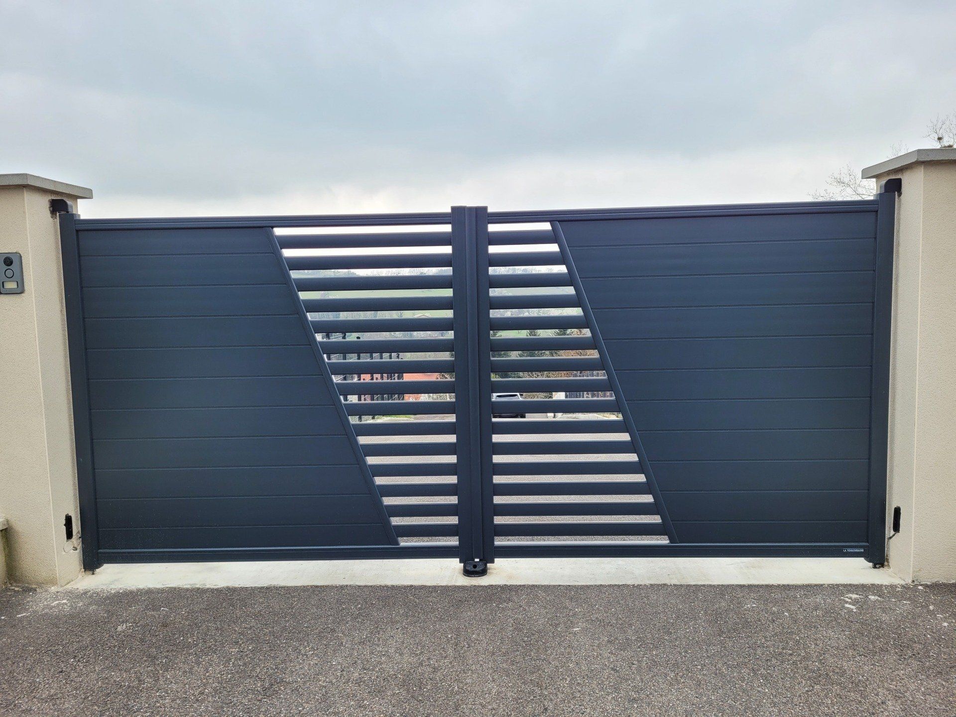 Portail battant bleu marine en aluminium