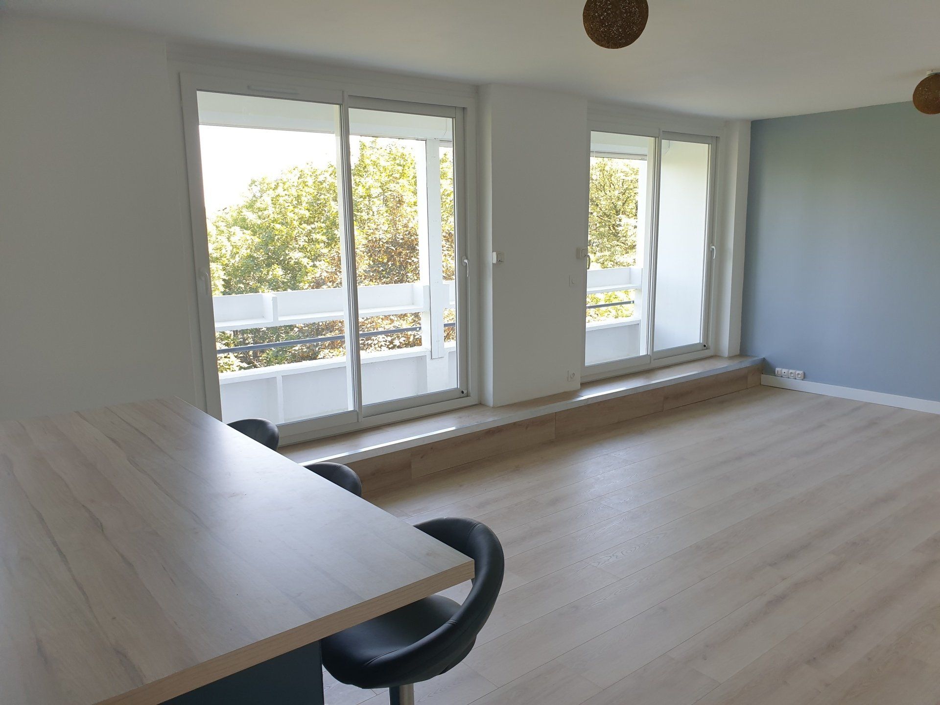 Intérieur d'un appartement avec des baies vitrées