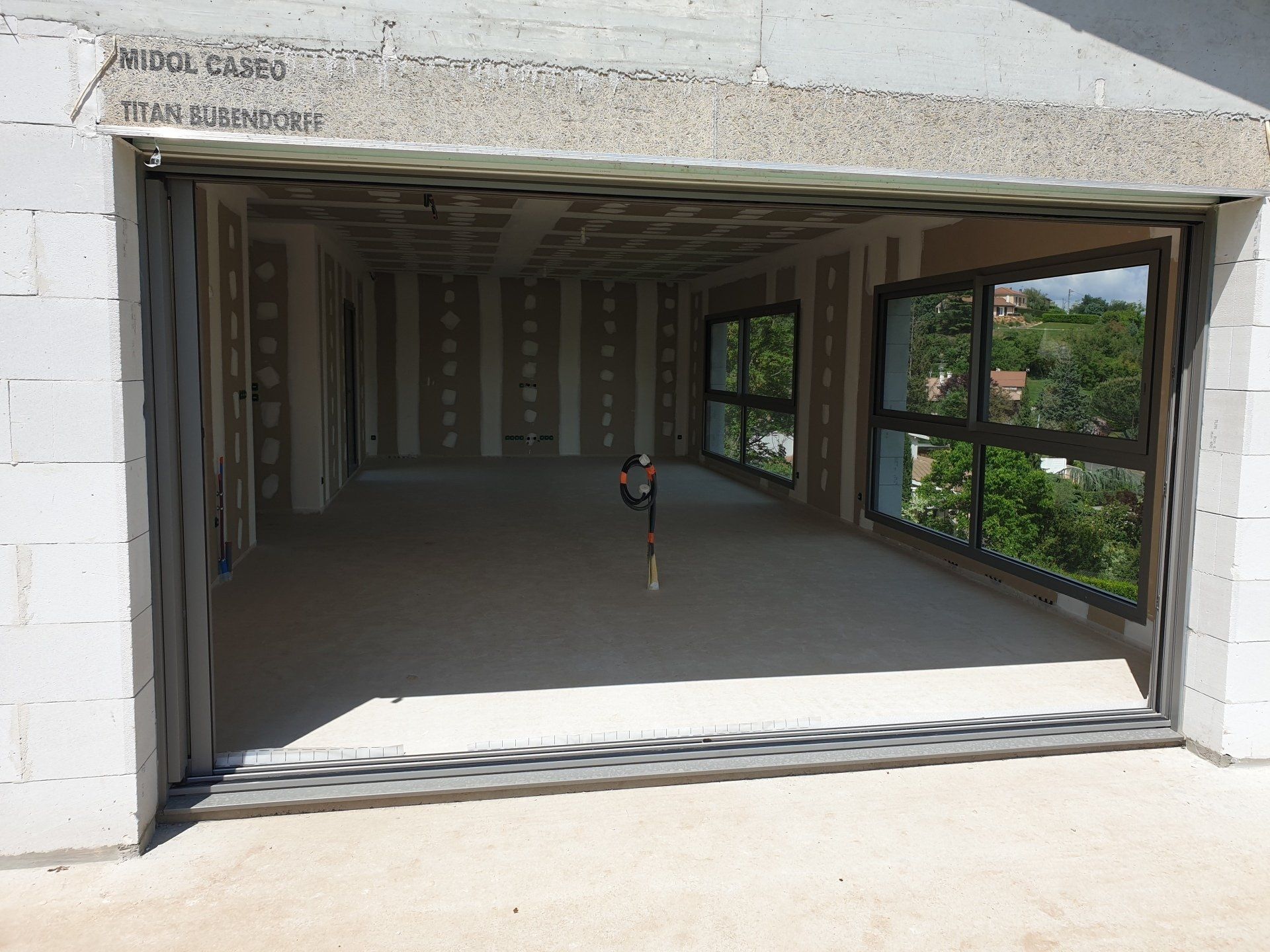 Intérieur d'un garage en rénovation