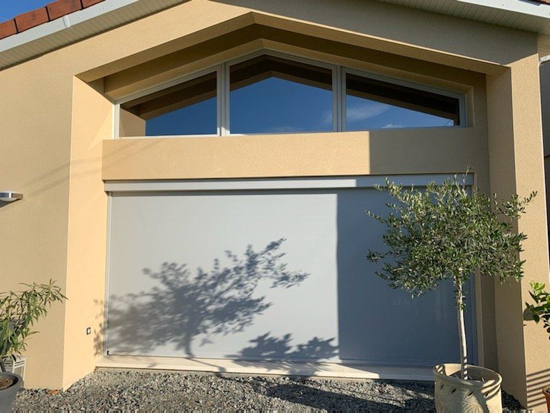 Porte de garage gris clair