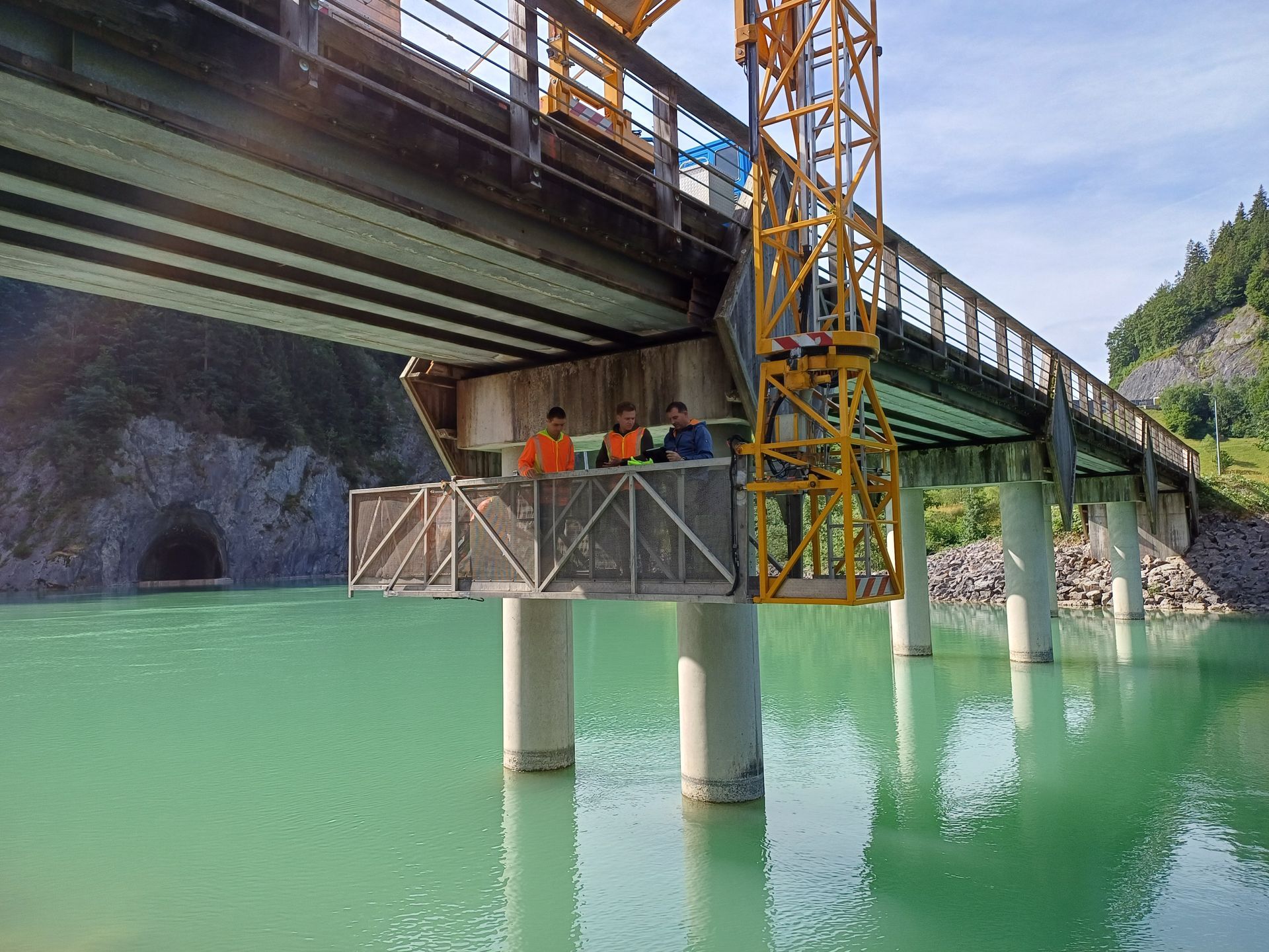 Baustelle von einer Brücke mit Stahlkonstruktion im Aufbau