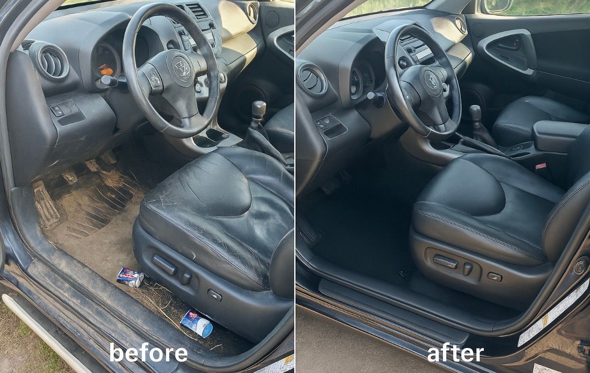 Intérieur de la voiture avant et après nettoyage en profondeur, montrant un plancher sale transformé en un habitacle noir propre.