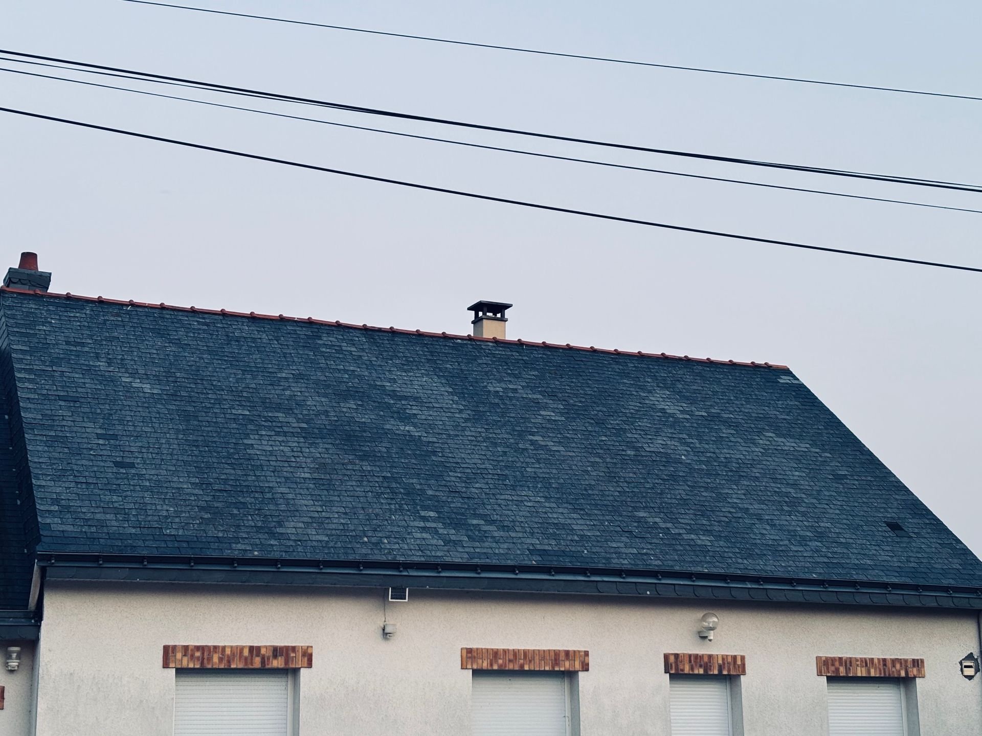 Toiture d'une maison d'habitation avec des tuilesen ardoise.
