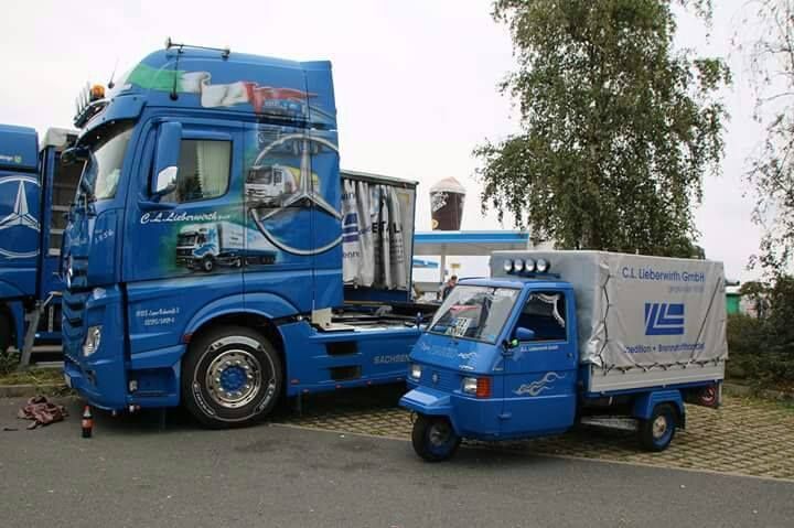 Lkw und kleiner Lieferwagen