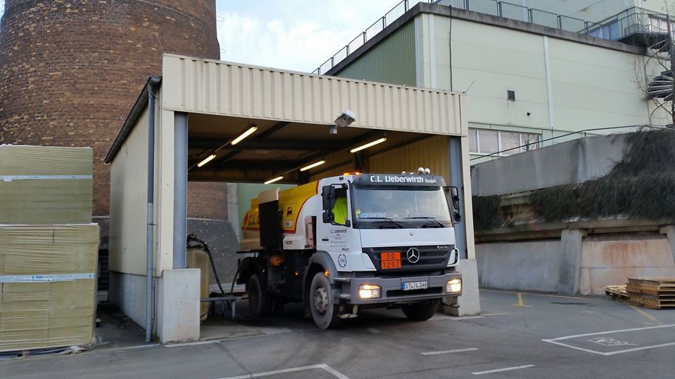 Tanklaster unter Überdachung