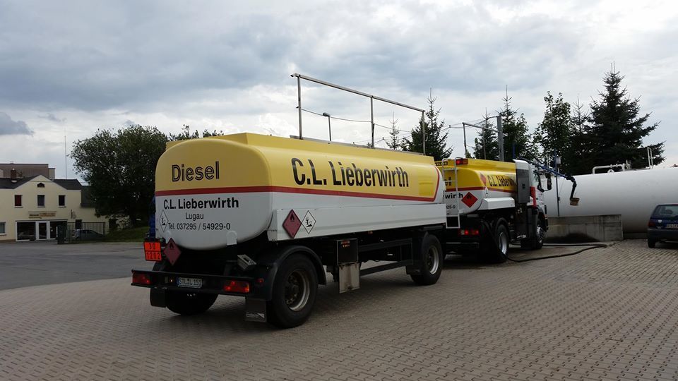 zwei Tanklaster von schräg hinten aufgenommen