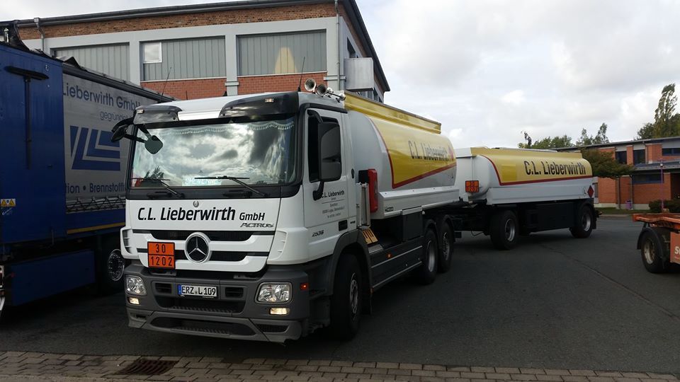 zwei Tanklaster von schräg vorne aufgenommen von C. L. Lieberwirth GmbH