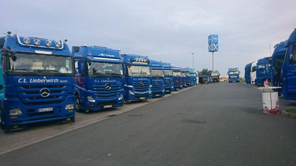 geparkte Lkws in einer Reihe