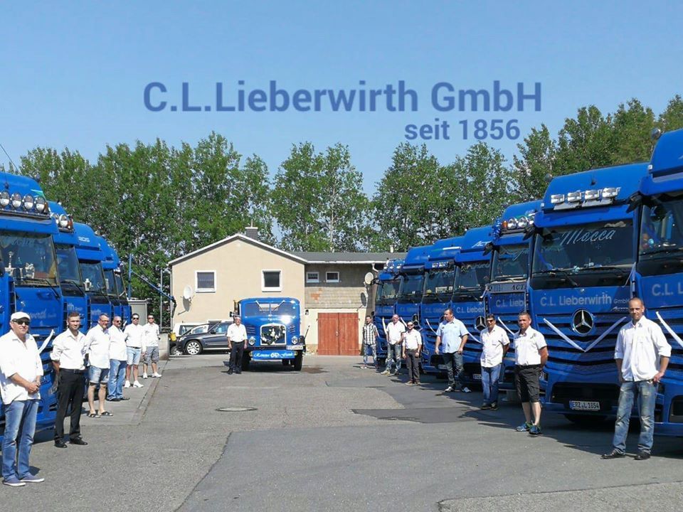 Lkws und Mitarbeiter von C. L. Lieberwirth GmbH in zwei Reihen gegenüber