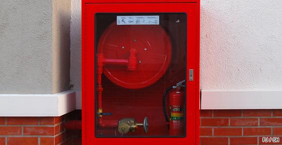 Incendie_matériel_extincteur_tuyau_arrosage_secours_sous_vitrine_SH_130211.jpg