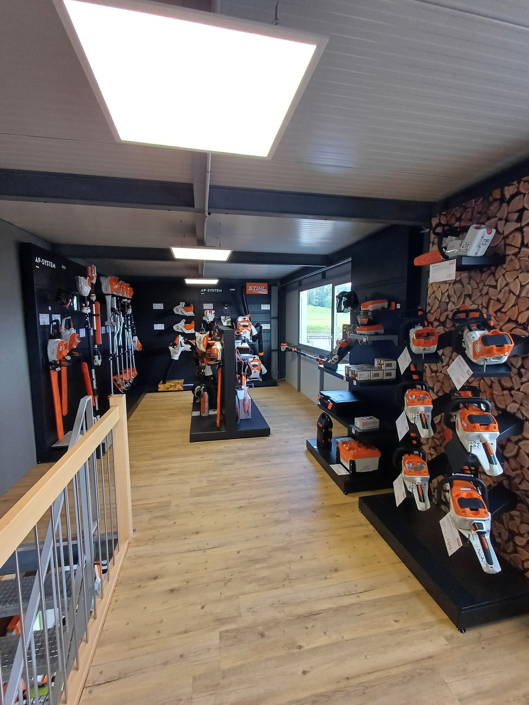 Souffleuse à neige jaune et noire, inclinée d'en haut, à l'extérieur.