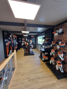 Souffleuse à neige jaune et noire, inclinée d'en haut, à l'extérieur.