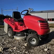 Levier jaune sur une machine jaune avec une poignée noire et un indicateur de vitesse.