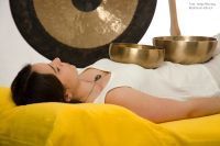 Frau bei einer Klangmassage