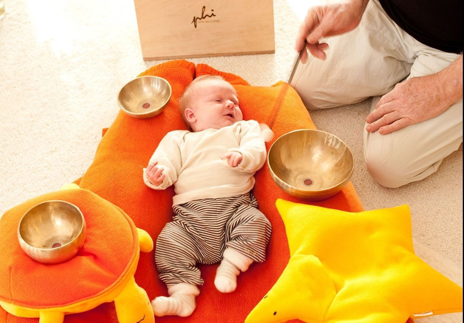 Baby bei der Klangtherapie