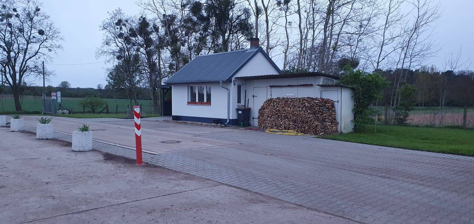 Standort Güldenhof - Haus mit Holzlagerung