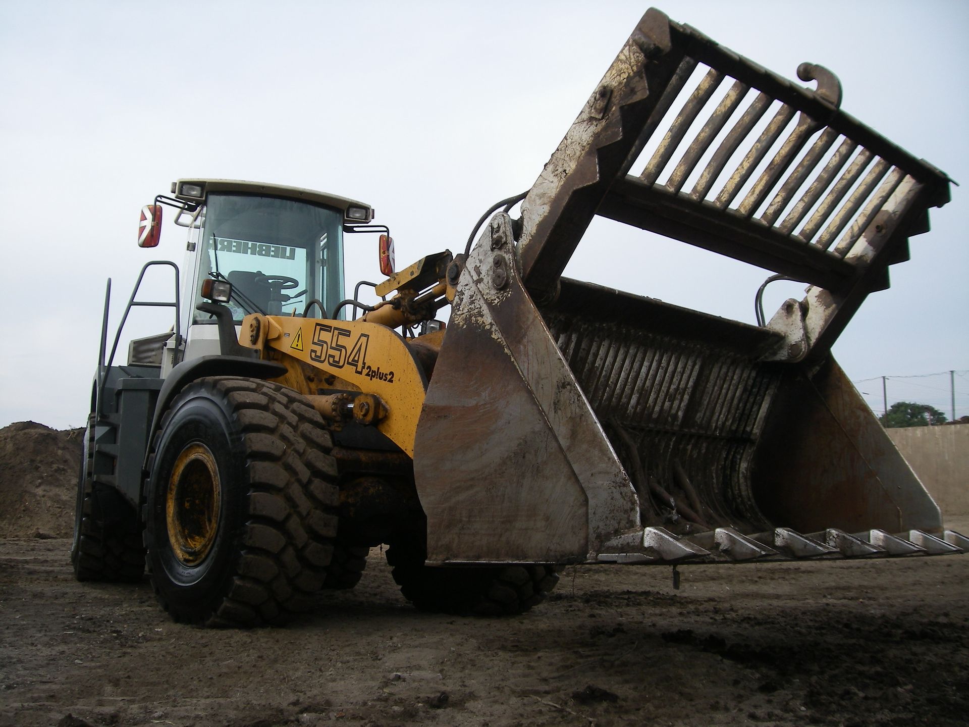 Ein Liebherr Radlader mit einer Schaufel