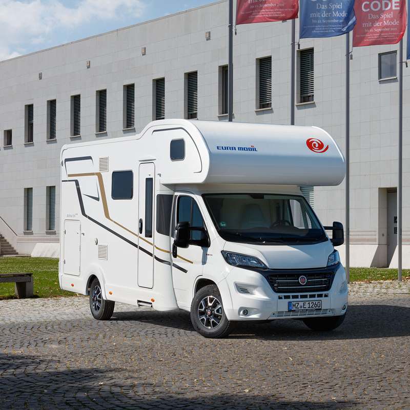 Ein weißer Lieferwagen steht vor einem Gebäude mit der Aufschrift Code