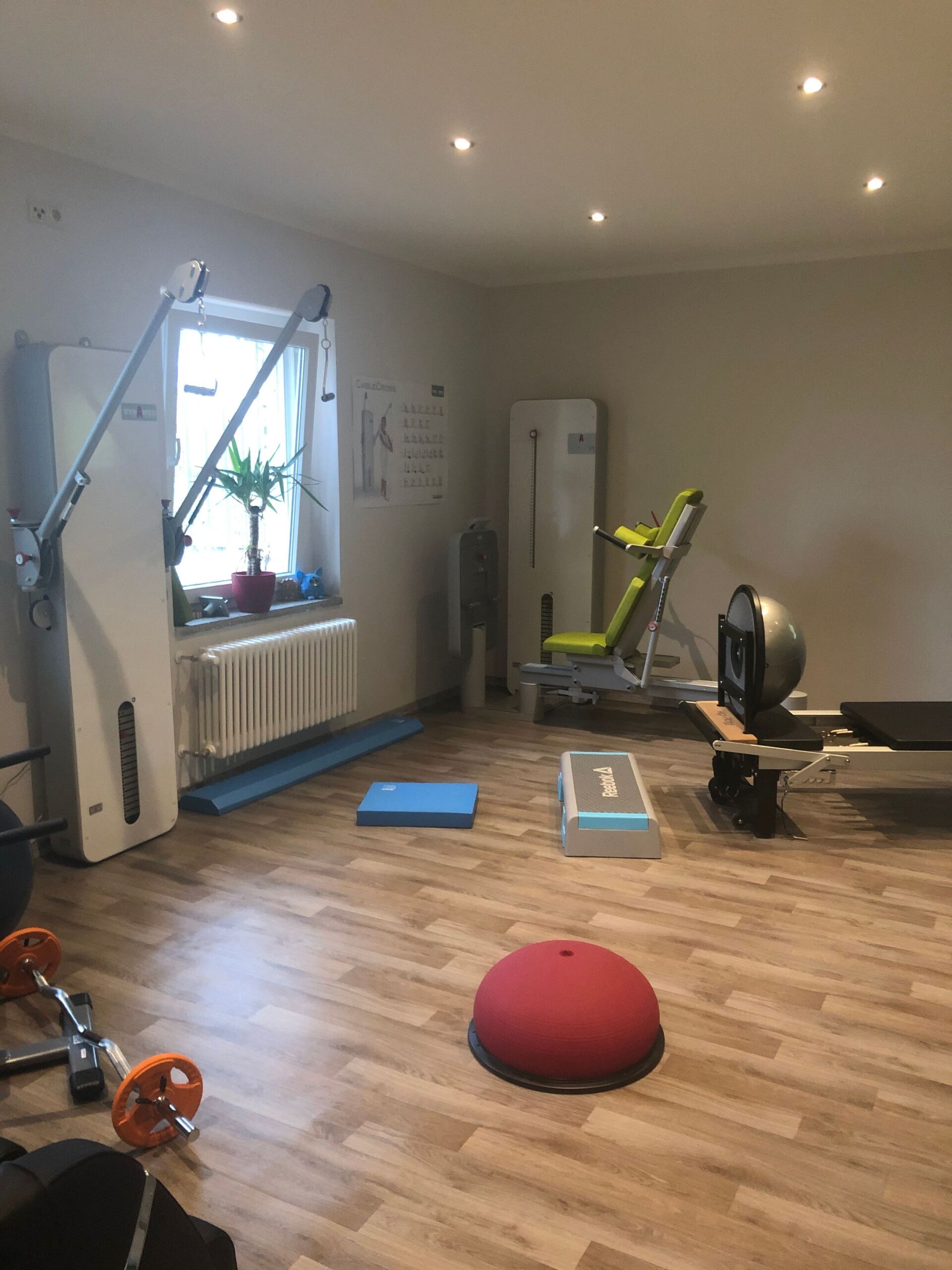 Reformergerät und grüne Behandlungsliege