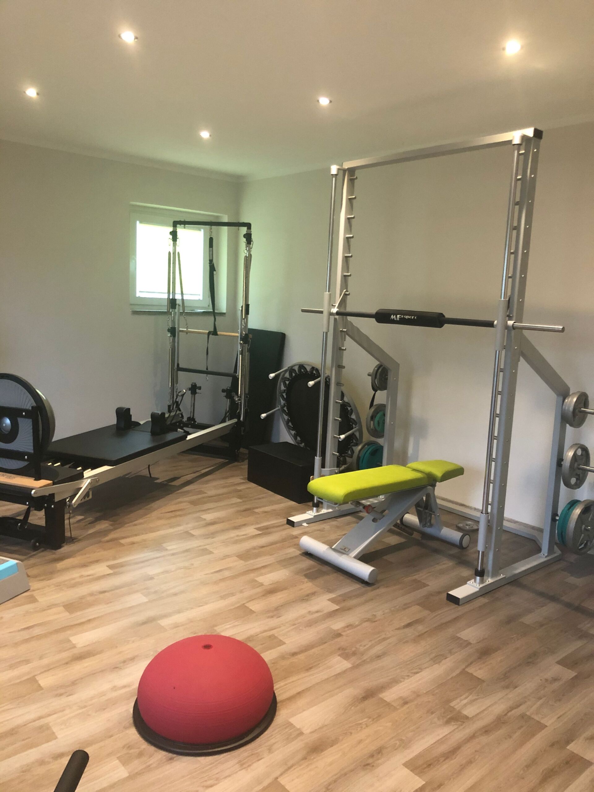 Reformergerät und grüne Behandlungsliege