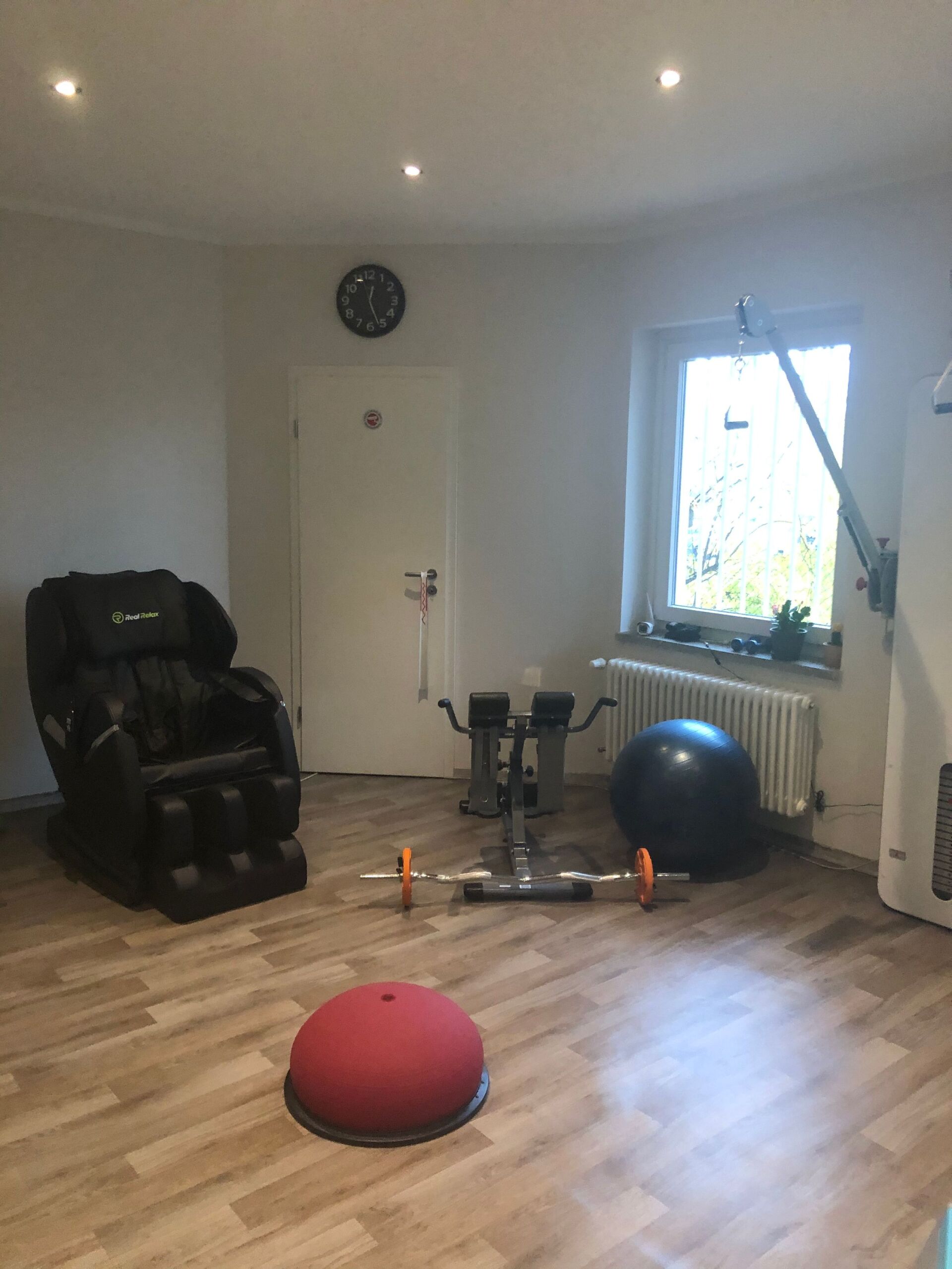 Reformergerät und grüne Behandlungsliege