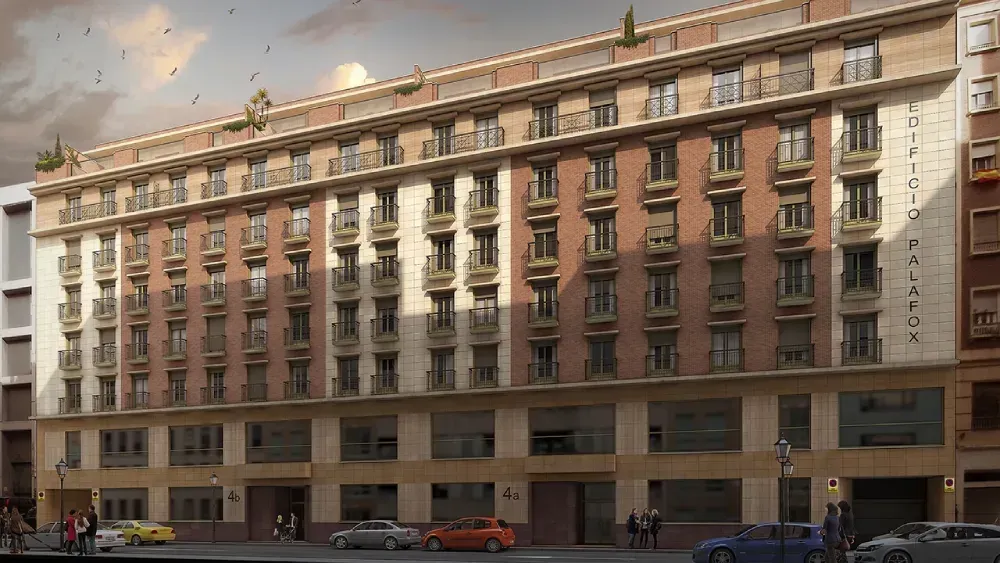Vista panorámica de un edificio de varias plantas de color beige y ladrillo con hileras de ventanas y tiendas a nivel de calle.